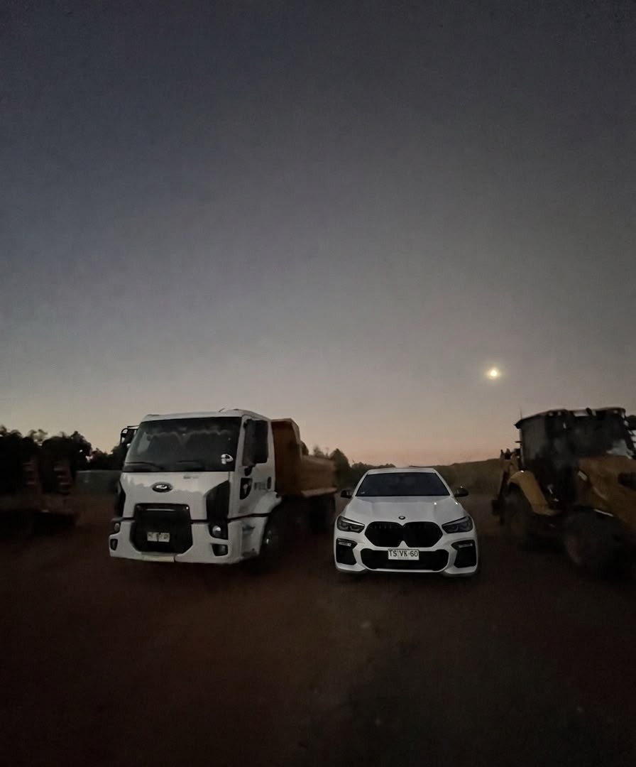 Vehículos RYR Logistics durante una operación